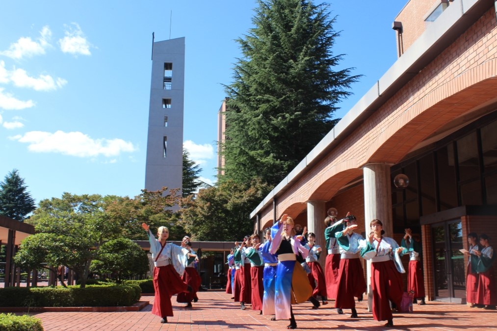大学講堂前 (奥に礼拝堂)