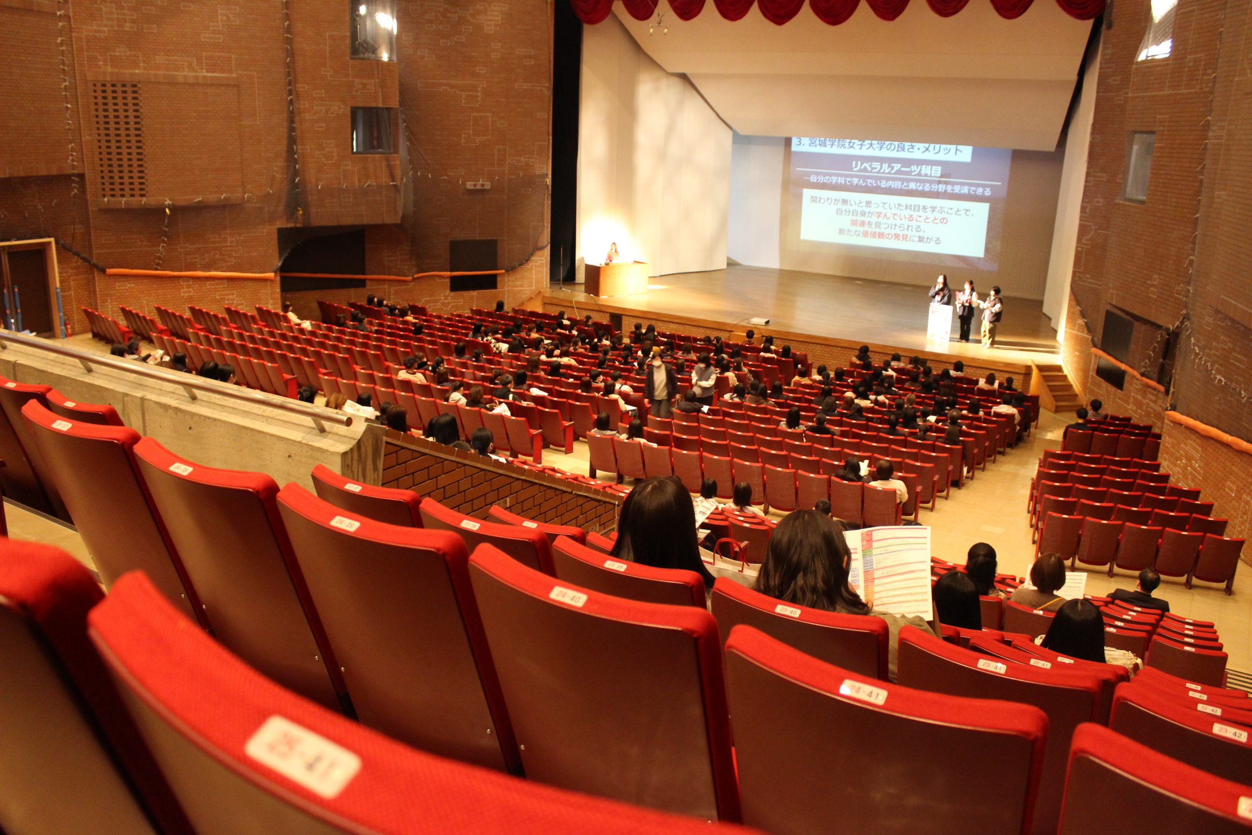 約1,100人収容の大学講堂